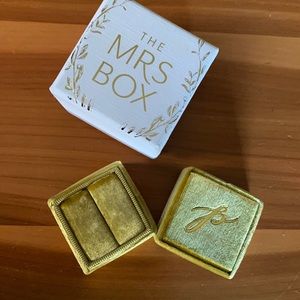 Classic single Etta Mrs Box with gold foil “p” monogram